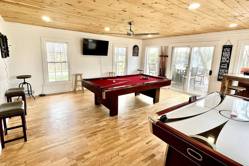 game room pool house